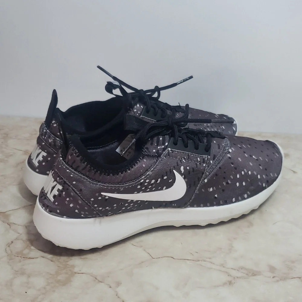 Nike Charcoal and White Athletic Womens Shoes Size 8.5
